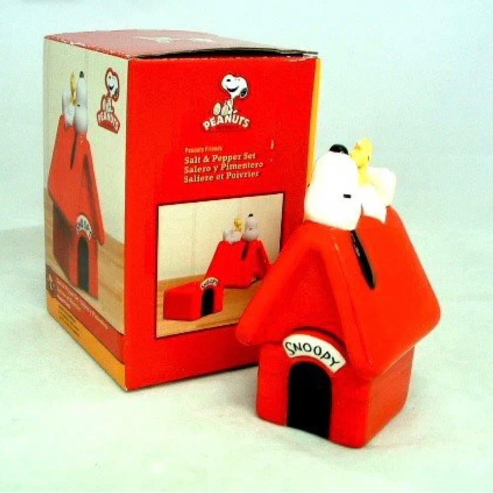 PEANUTS Snoopy & Woodstock Classic Dog House Salt and Pepper Shaker Set